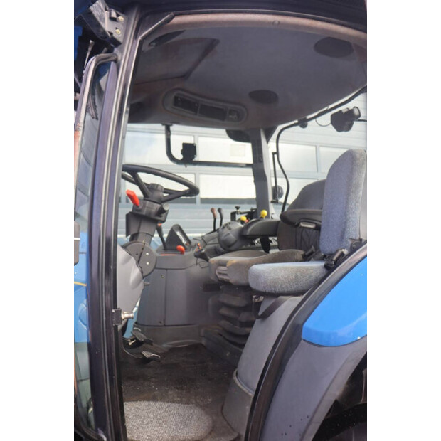 2005 نيو هولاند TS100A-45825312