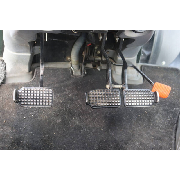 2005 نيو هولاند TS100A-45825315