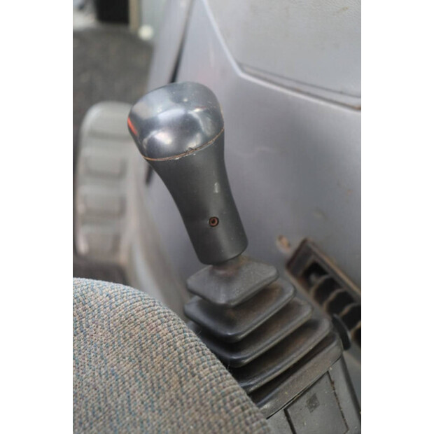 2005 نيو هولاند TS100A-45825317