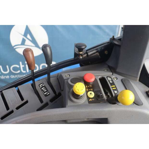 2005 نيو هولاند TS100A-45825320