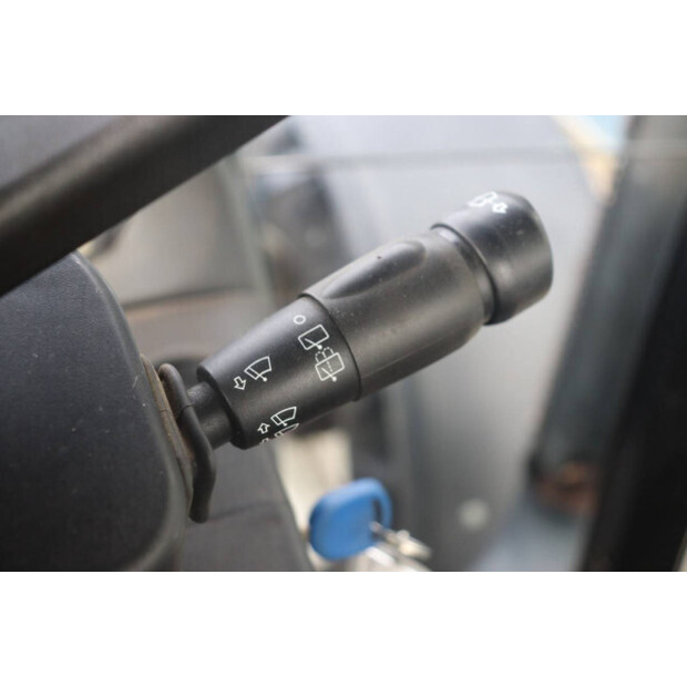 2005 نيو هولاند TS100A-45825326