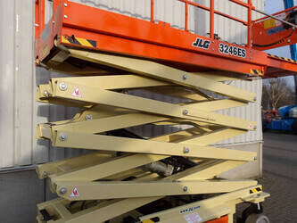 2014-jlg-3246es-1429179-45828380