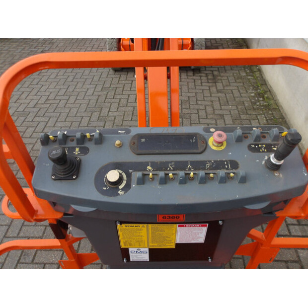 2011 JLG E400AJPN-45828423