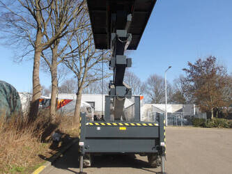 2012-jlg-210-25-45828585