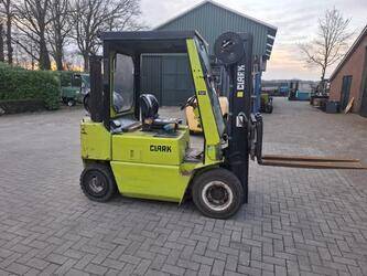 صورة ل رافعات شوكية كلارك 2.5