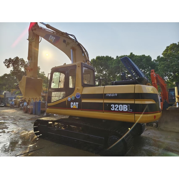 2017 كاتربيلر 320B-45843481