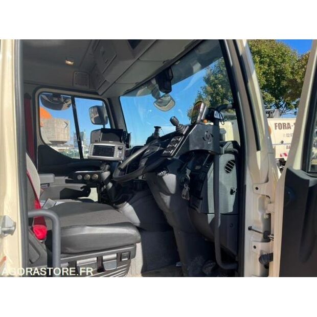 2022 Renault D-45884092