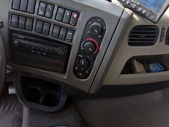 2012-renault-premium-1430507-45903562