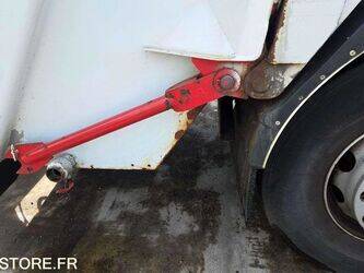 2011-renault-premium-1430524-45903867