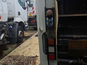 2011-renault-premium-1430531-45904055