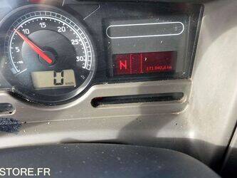 2011-renault-premium-1430531-45904067