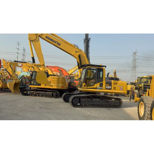 2023 كوماتسو PC220-8MO-45908186
