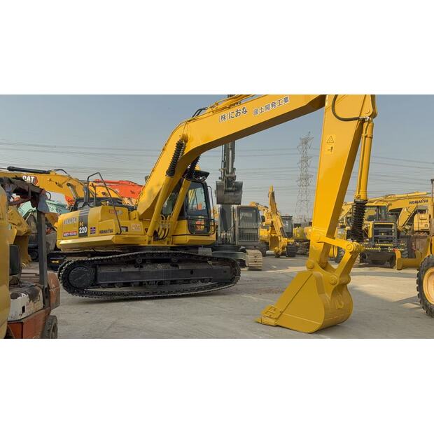 2023 كوماتسو PC220-8MO-45908188