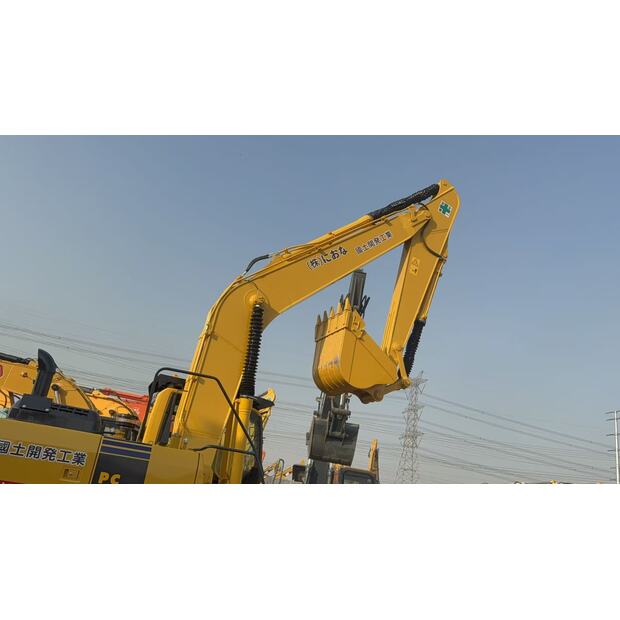 2023 كوماتسو PC220-8MO-45908189