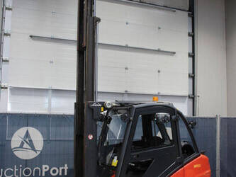 Image for FORKLIFTS 2015 Linde H30T-02