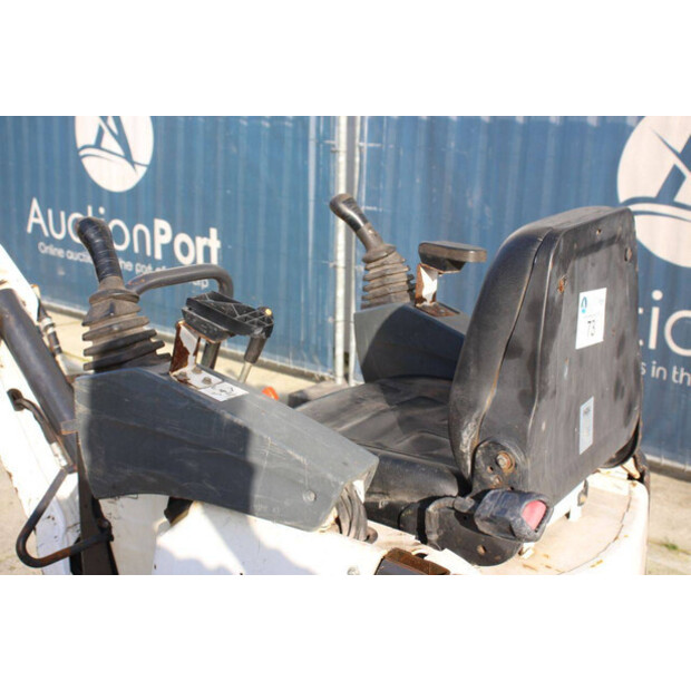 2015 بوبكات E10-45927265