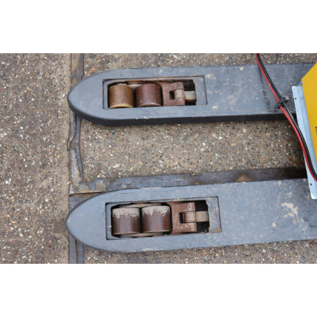 2015 BT SWE200D-45930864