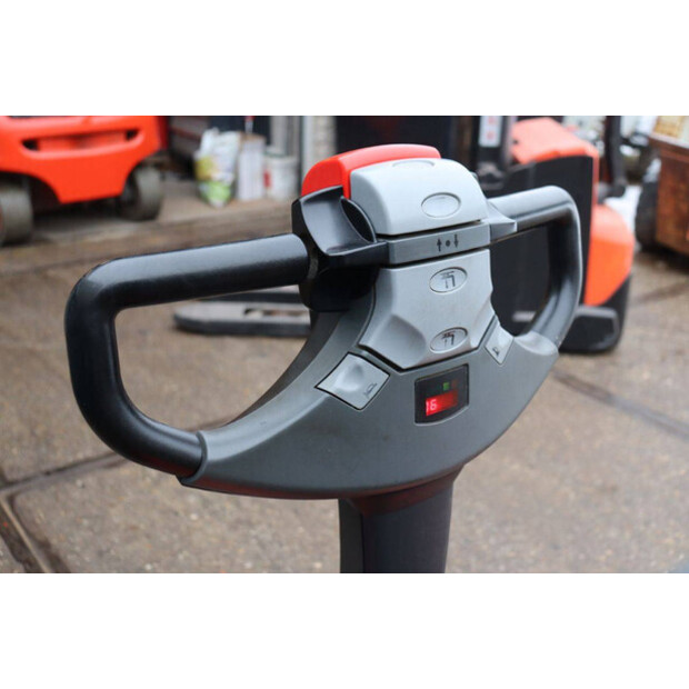 2013 BT SWE200D-45930906