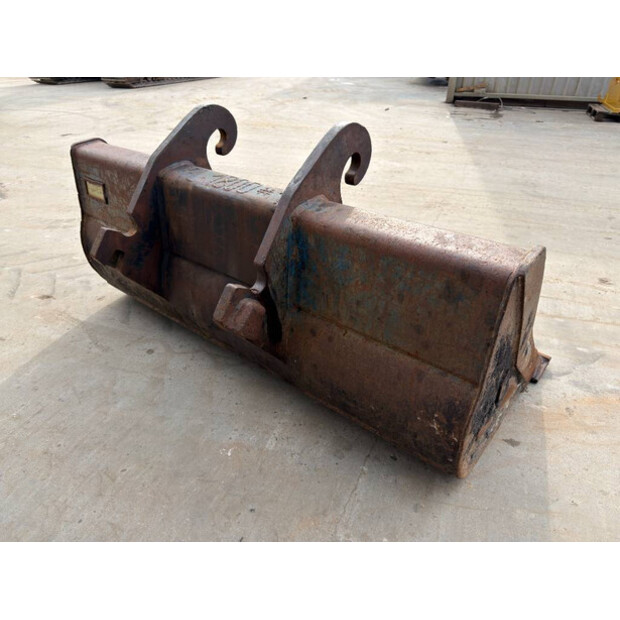 2011 فيراكتيرت CW40-45965947