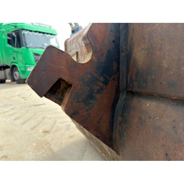 2011 فيراكتيرت CW40-45965953