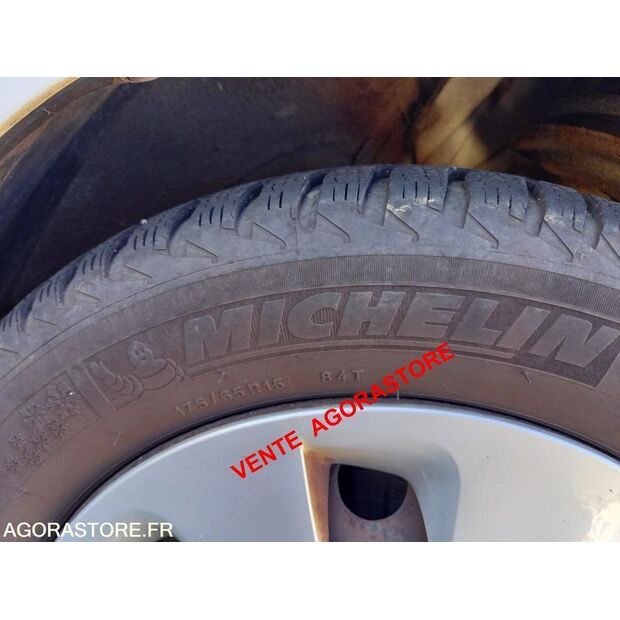 2013 تويوتا Yaris-45984016