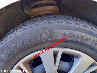 2015-peugeot-208-1432237-46005710