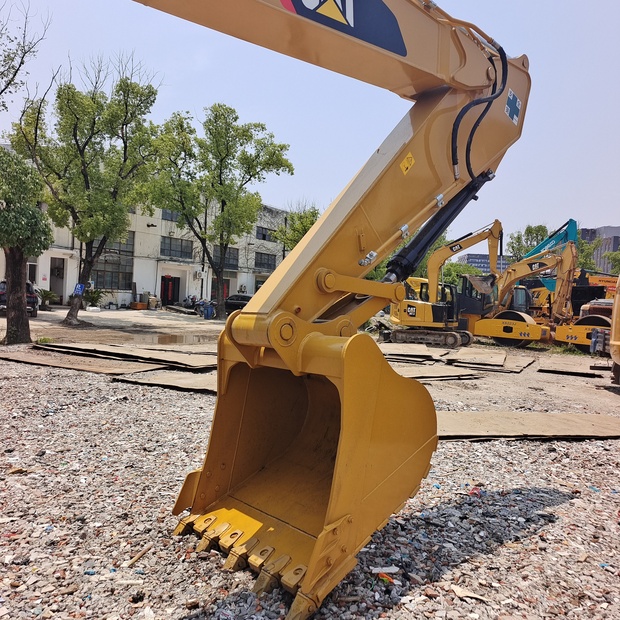 2024 Caterpillar 324D2L-46005725