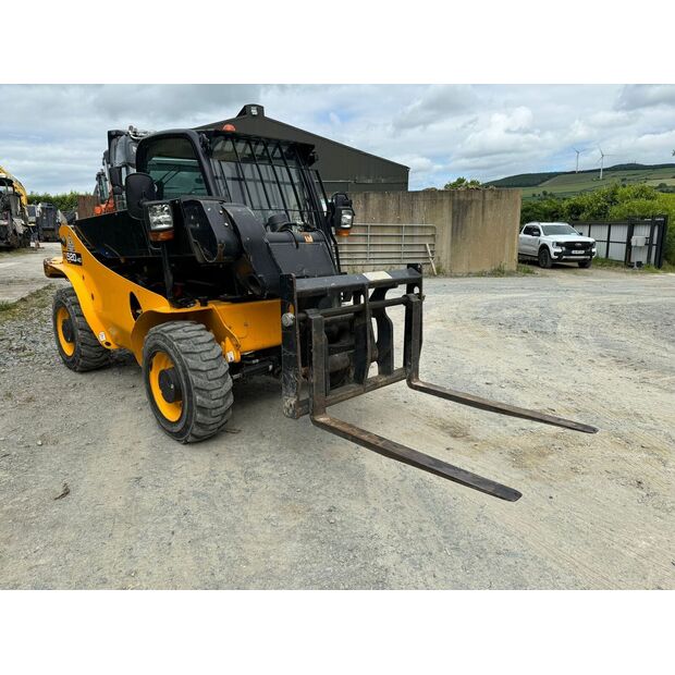 2021 جيه سي بي 520-40-46007945