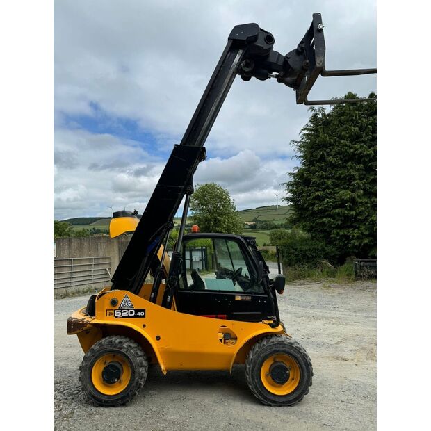 2021 جيه سي بي 520-40-46007946