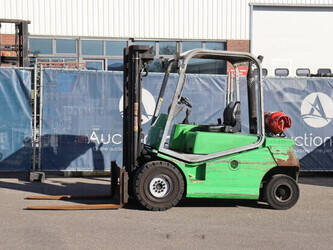 صورة ل رافعات شوكية سيساب R8-137