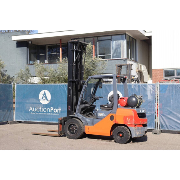 2011 تويوتا 02-8FGJF35-46017706