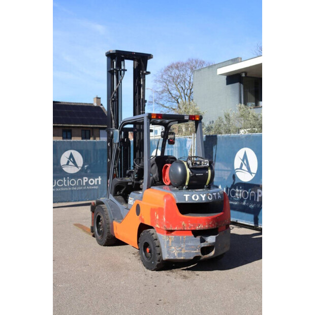 2011 تويوتا 02-8FGJF35-46017707