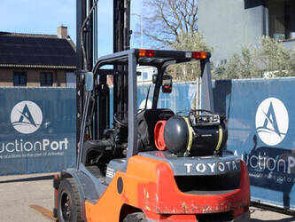 2011-toyota-02-8fgjf35-46017707