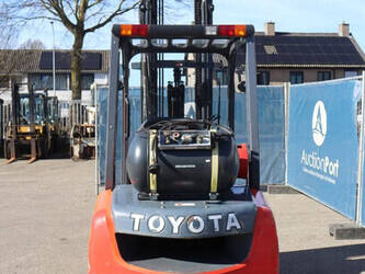 2011-toyota-02-8fgjf35-46017708