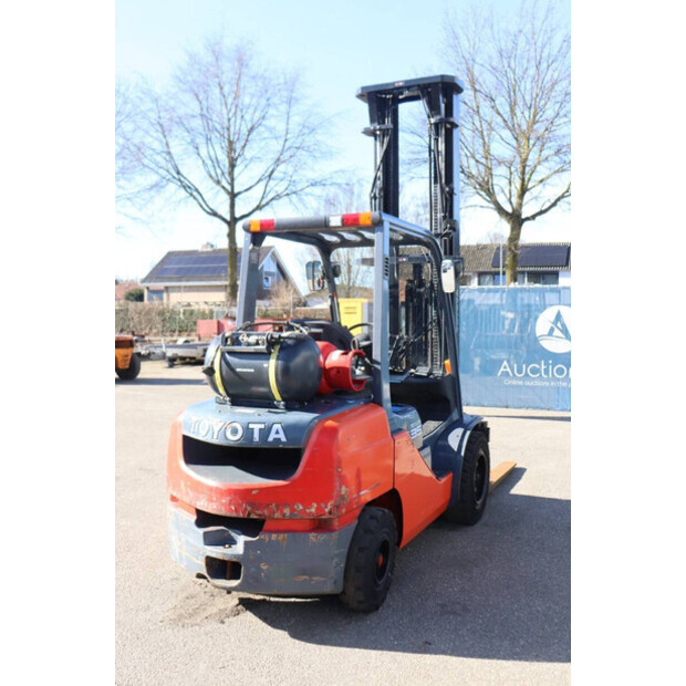 2011 تويوتا 02-8FGJF35-46017709