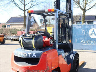 2011-toyota-02-8fgjf35-46017709