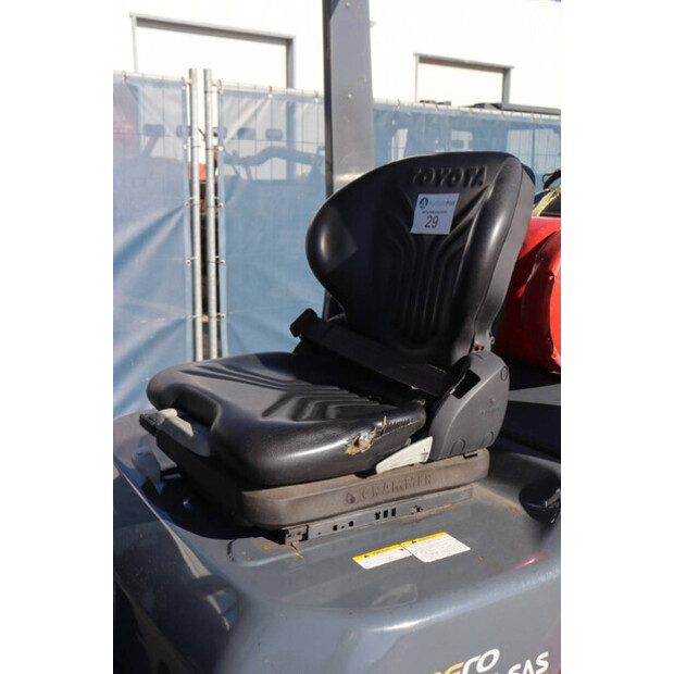 2011 تويوتا 02-8FGJF35-46017725