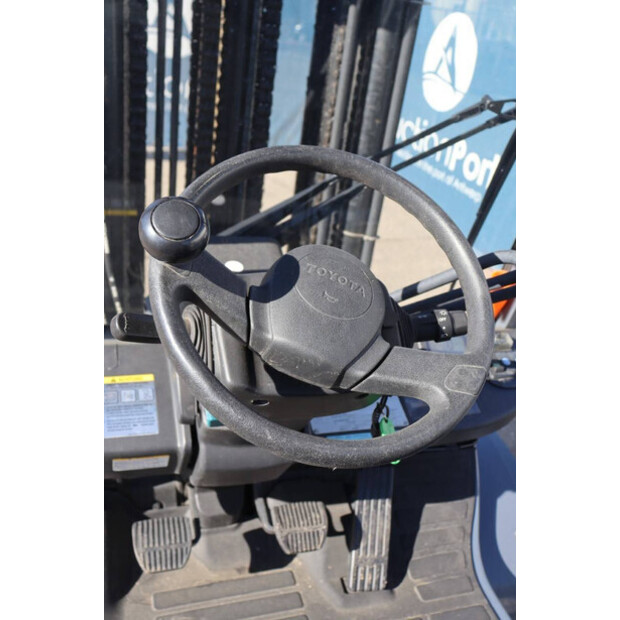 2011 تويوتا 02-8FGJF35-46017728