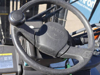 2011-toyota-02-8fgjf35-46017728