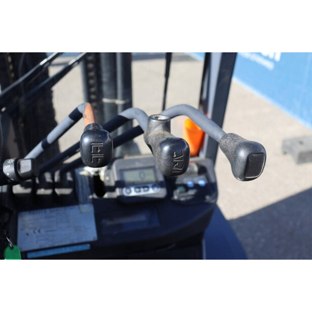 2011 تويوتا 02-8FGJF35-46017729