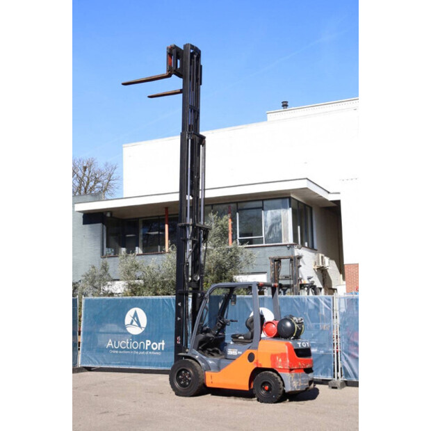 2011 تويوتا 02-8FGJF35-46017739