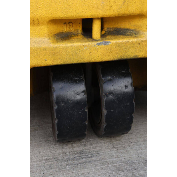 2010 كوماتسو FB18M-12-46021117