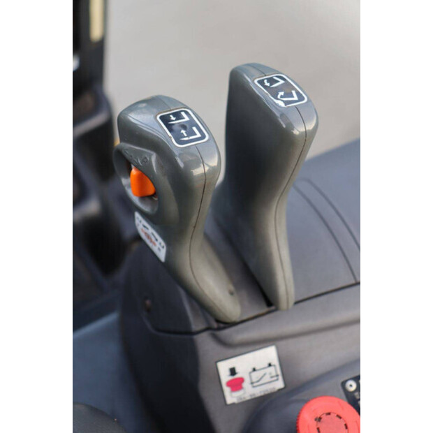 2010 كوماتسو FB18M-12-46021125