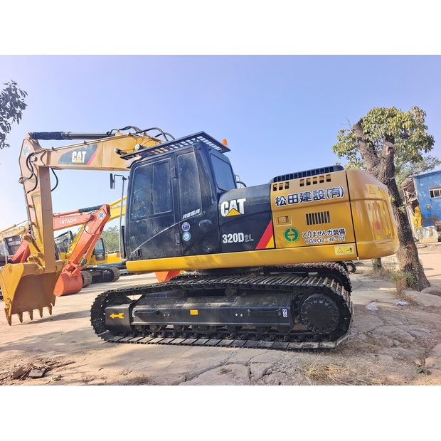 2025 Caterpillar 320D2L-46041236
