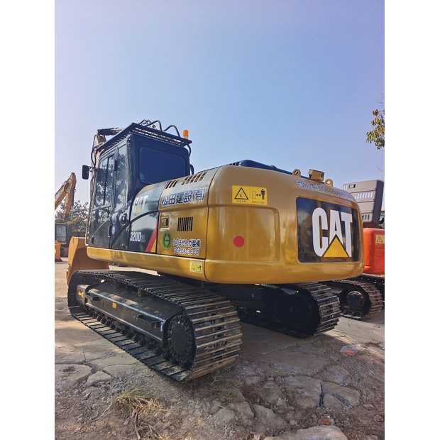 2025 Caterpillar 320D2L-46041237