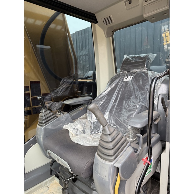 2025 Caterpillar 330D2L-46041763