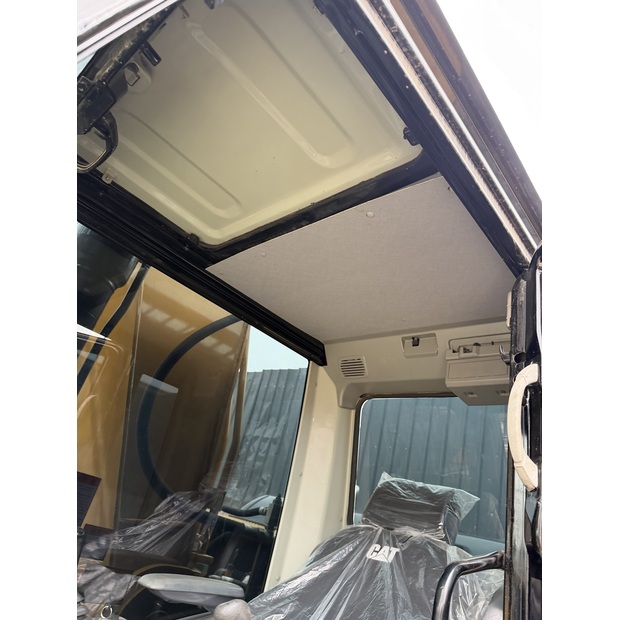 2025 Caterpillar 330D2L-46041764