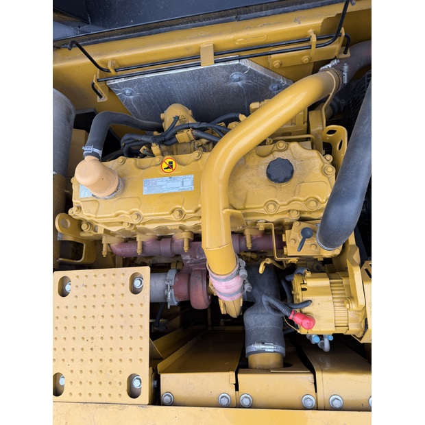 2025 Caterpillar 330D2L-46041766