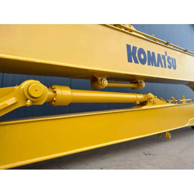 2026 Komatsu PC220-46044521