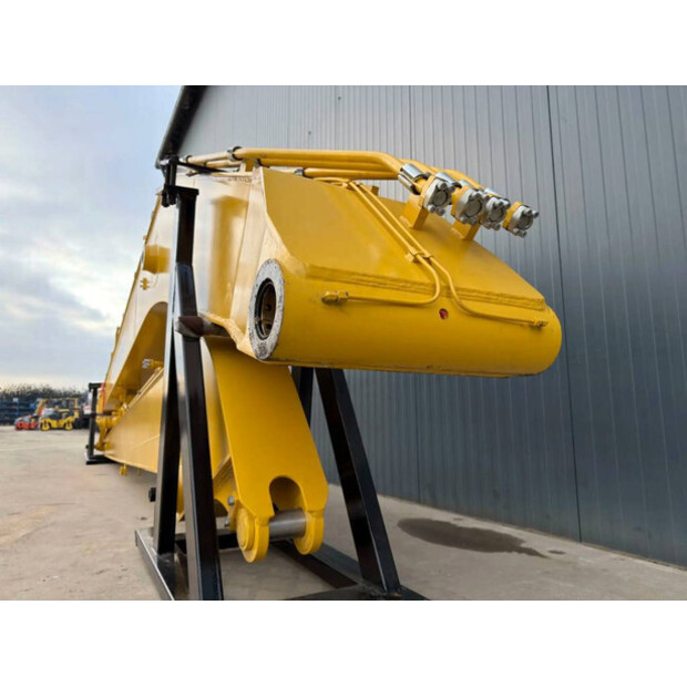 2026 Komatsu PC240-46044595